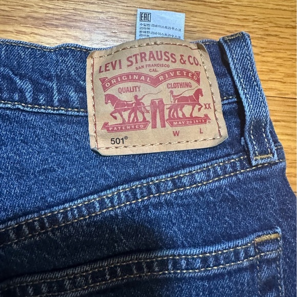 Levi's Women's 501 Original Denim Shorts - Cut Off Blue Sz 28 (j10) - Picture 3 of 9